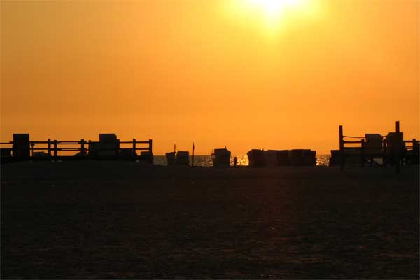 Strandkörbe in der Abendsonne